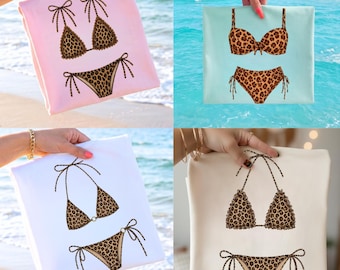 Bikini de leopardo PNG, diseño de camisa de playa de verano a la moda, sublimación de traje de baño preppy PNG, gráfico de vacaciones de chica de lago