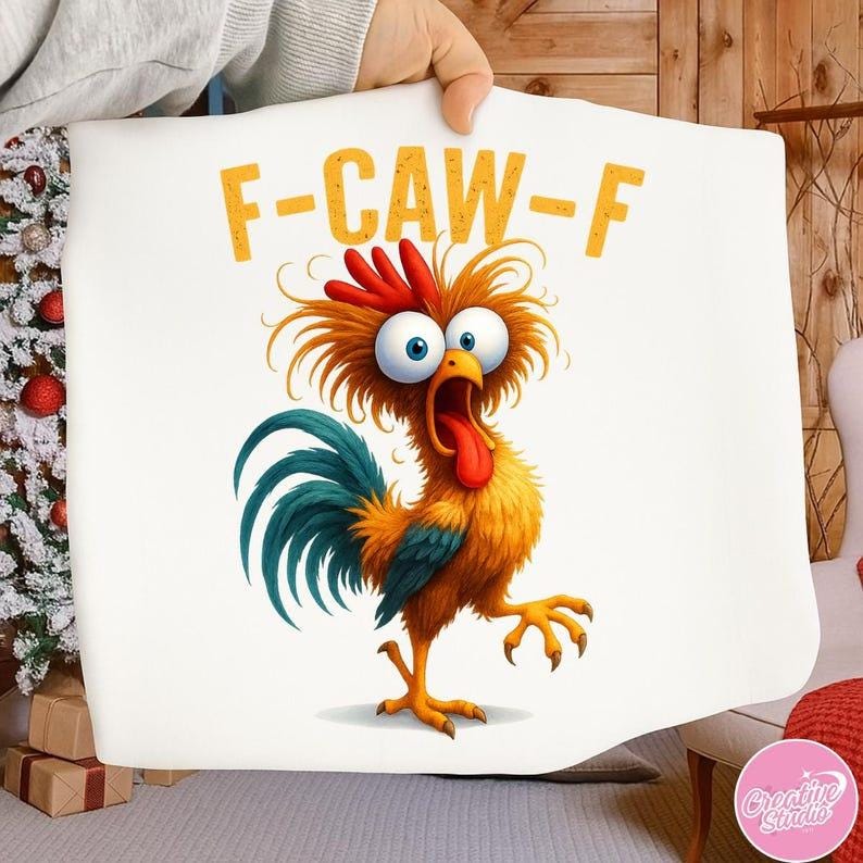 Puede incluir: Coj&iacute;n blanco con una ilustraci&oacute;n de un gallo de dibujos animados. El gallo es naranja, amarillo y azul con una cresta y lengua rojas. El texto "F-CAW-F" est&aacute; impreso en amarillo encima del gallo.