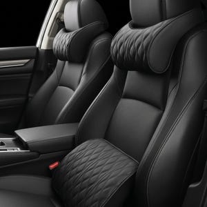 Può includere: Poggiatesta e cuscini lombari neri per sedili auto. I poggiatesta hanno un design curvo con un motivo trapuntato. Anche il cuscino lombare presenta un motivo trapuntato. I sedili dell'auto sono in pelle nera.