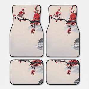 Puede incluir: Un juego de cuatro alfombrillas para coche con fondo beige claro y una rama de estilo tinta negra con flores rojas vibrantes. Una pequeña estructura de pagoda detallada es visible en la esquina inferior derecha de cada alfombrilla, sobre un paisaje brumoso.