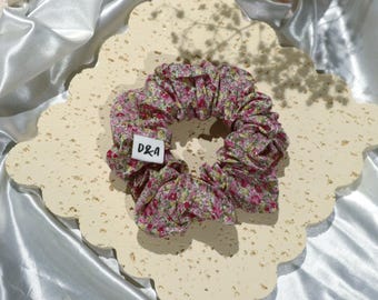 Roze handgemaakte scrunchie cadeauset voor haar bloemen scrunchie haaraccessoire elastiekjes naaien