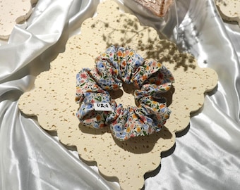 Witte bloemenscrunchie: handgemaakte stoffen haaraccessoire