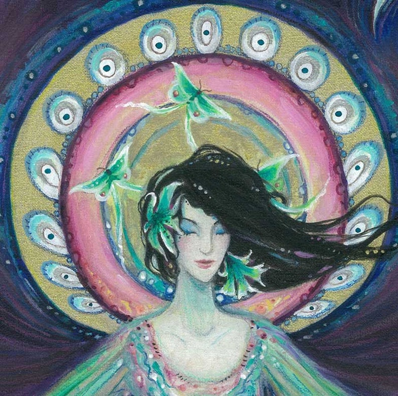 以下が含まれることがあります： 長い黒髪と閉じられた目を持つ女性の芸術的なイラスト。緑色の花のアクセントで飾られています。 彼女は、ターコイズと白のアクセントと緑色の蝶を備えた、ピンクと金の円形デザインの背景に設定されています。