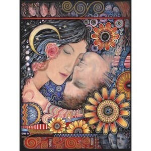Pode incluir: Uma pintura colorida retrata um homem e uma mulher se abra&ccedil;ando, com seus rostos pr&oacute;ximos. A mulher tem cabelos longos e escuros adornados com uma lua crescente e rosas. A obra apresenta elementos florais e celestiais, com tons quentes e frios.