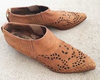 80s VIA SPIGA Tan Leather Shoes Floral Lace Vintage Ankle Booties Pointed Toe Size 7-8 narrow size