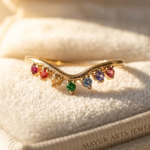 Op de afbeelding: Een handgemaakt houten bord met de tekst "Welcome to our home" in een handgeschreven stijl. Het bord is wit geschilderd met zwarte letters en een verweerde afwerking, geschikt voor binnen of buiten.