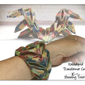 Peut inclure: Un bracelet en perles color&eacute; avec un motif g&eacute;om&eacute;trique. Le bracelet est r&eacute;alis&eacute; avec un motif kal&eacute;idoscope et s'appelle "Transformer Cuff". L'image comprend le texte "Kaleidopod Transformer Cuff Collin Beading Tutorial".