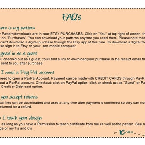 Op de afbeelding: Een FAQ-pagina met een perzikkleurige achtergrond en groene tekst. De pagina beantwoordt vragen over waar je een digitaal patroon kunt vinden, hoe je ervoor betaalt en of retourzendingen worden geaccepteerd. De pagina bevat ook informatie over het onderwijzen van het ontwerp.