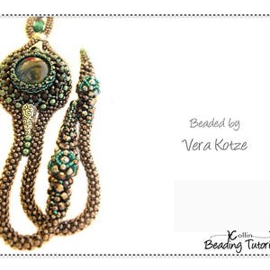 Peut inclure: Un collier de perles avec un pendentif en forme de grosse pierre précieuse vert foncé. Le collier est fait de perles brunes et vertes et a un accent argenté. Le texte "Beaded by Vera Kotze" et "Collin Beading Tutorial" est visible sur l'image.