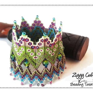 Może przedstawiać: Bransoletka z zielonych, fioletowych i niebieskich koralików z koroną na górze. Bransoletka jest wykonana z małych koralików i ma wzór zygzakowaty. W obrazie widoczny jest tekst "Ziggy Cuff Collin Beading Tutorial".