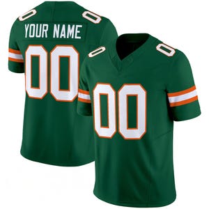 Puede incluir: Camiseta de fútbol verde con detalles blancos y naranjas. La camiseta muestra el número "00" en blanco con un contorno naranja en la parte delantera y trasera. La parte trasera de la camiseta tiene el texto "YOUR NAME" encima del número.