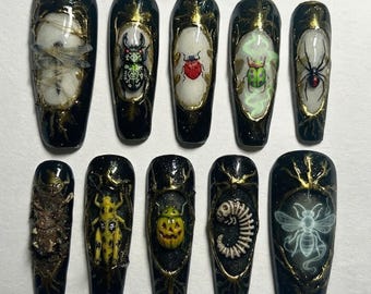 Uñas postizas con diseño gótico oscuro de insectos / Uñas postizas con marco dorado 3D de escarabajos, arañas, libélulas y ciempiés