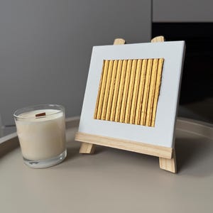 Mini oeuvre d'art murale texturée - Toile plâtre blanche avec équerre et chevalet dorés, décoration neutre