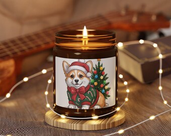 Puede incluir: Una vela de vidrio marrón encendida con una ilustración festiva de un corgi con gorro de Papá Noel y suéter navideño. La vela está sobre un posavasos de madera, rodeada de luces de cadena. La vela mide aproximadamente 7.6 cm de alto.