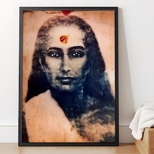 Puede incluir: Retrato enmarcado de una persona con cabello largo y oscuro y una expresión serena. La obra de arte presenta una paleta de colores cálidos con un punto naranja prominente en la frente. El retrato está encerrado en un marco negro, agregando un toque de elegancia.