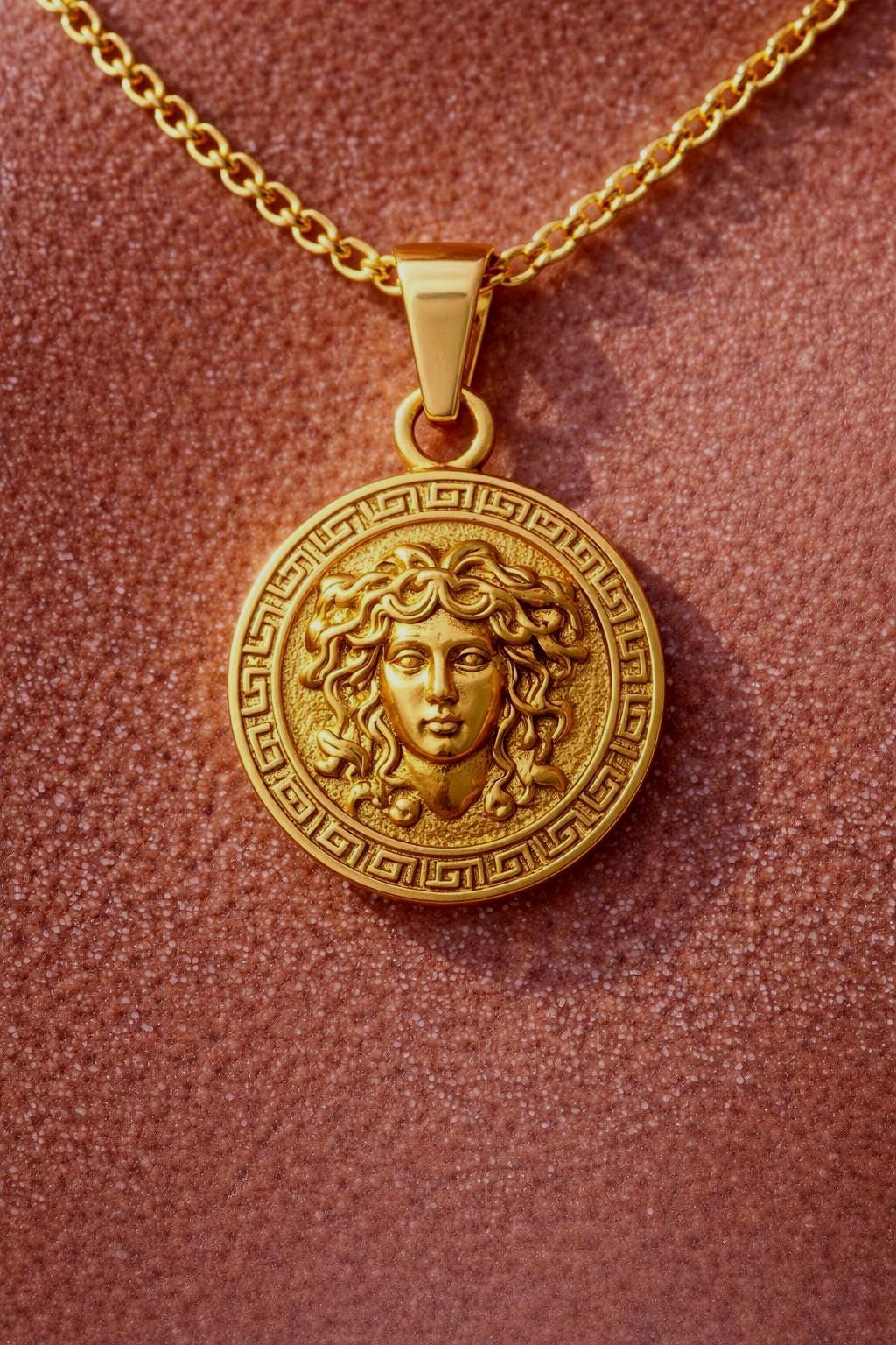 Pendentif En Or 18 Carats (750) - Tête De Méduse - Poids 1,56 G - Occasion