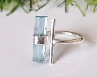 Anillo minimalista de aguamarina natural con barra larga, cristal crudo en plata de ley 925.