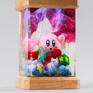 Veilleuse Kirby en résine faite main, jolie lampe diorama Elfilin, décoration de base en bois personnalisée, cadeau de fan de Kirby, art en résine Dream Land