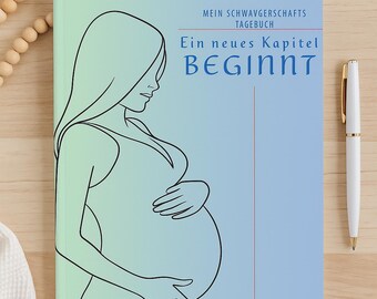 Op de afbeelding: Een dagboek met een blauw-groene gradiëntomslag met een lijntekening van een zwangere persoon. De tekst op de omslag luidt "Mein Schwangerschafts Tagebuch" en "Ein neues Kapitel BEGINNT". Een witte pen met gouden details ligt op een houten oppervlak.