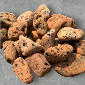 Vintage rivierbaksteenfragmenten – natuurlijk verweerde rode kleistenen, rustieke ambachtelijke benodigdheden, aquarium en terrariumdecor