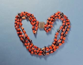 Collar vintage de tres vueltas con coral chino, granate y perla gris, cierre de plata de ley (n.º 1618)