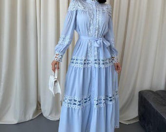 Crêpe maxi-jurk, volledig gevoerde bescheiden hijabvriendelijke jurk, volledige kanten details, ceintuur, knoopsluiting, bruiloft, verloving, feestoutfit, blauw
