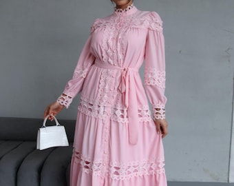 Vestido largo de crepé rosa, elegante, con forro completo, apto para hiyab, con encaje, con cinturón y botones, ideal para bodas, compromisos y fiestas.