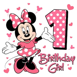 Pode incluir: Ilustração de desenho animado da Minnie Mouse em um vestido rosa com bolinhas brancas, laço e sapatos combinando. Um grande número 1 com bolinhas rosas e as palavras "Birthday Girl" também estão presentes. Corações rosa e silhuetas do Mickey Mouse espalhados.