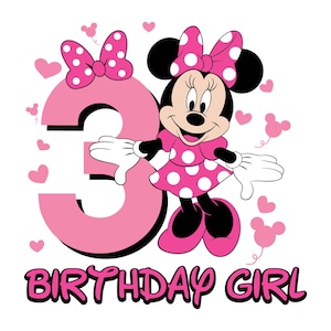 Könnte beinhalten: Grafik mit Minnie Maus in einem rosa Kleid mit weißen Punkten und einer Schleife, neben einer großen rosa Zahl 3. Die Worte "BIRTHDAY GIRL" stehen darunter in Rosa und Schwarz. Rosa Herzen und Minnie Maus Silhouetten sind verstreut.