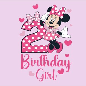 K&ouml;nnte beinhalten: Eine rosa Grafik mit Minnie Maus, die neben einer gro&szlig;en Zahl 2 mit wei&szlig;en Punkten salutiert. Die Worte "Birthday Girl" sind in rosa Schrift darunter geschrieben, mit rosa Herzen, die &uuml;ber das Bild verstreut sind. Der Hintergrund ist hellrosa.