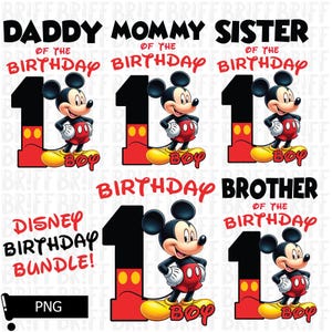 Puede incluir: Un paquete de cumpleaños con temática de Disney con Mickey Mouse. El diseño incluye el número 1, Mickey Mouse y las palabras "Daddy", "Mommy", "Sister" y "Brother" con el texto "Birthday" y "Boy". La imagen es un archivo PNG.