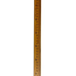 Könnte beinhalten: Ein Holzlineal, ca. 81 cm lang, mit schwarzen Markierungen und Zahlen. Das Lineal ist aus hellbraunem Holz gefertigt und hat sowohl Zoll- als auch Zentimetermessungen. Die Zahlen sind gut lesbar.