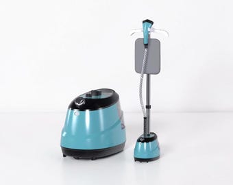 Plancha de vapor vertical híbrida de 2000 W con tabla de planchar ajustable en múltiples ángulos.