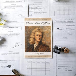 Könnte beinhalten: Ein pädagogisches Aktivitätspaket mit dem Titel Newton's Laws of Motion mit einem Porträt von Isaac Newton, umgeben von gedruckten Arbeitsblättern, einer Rolle weißer Schnur, einer kleinen Schale mit Pastellbonbons, einem Locher und einer Holzspule.