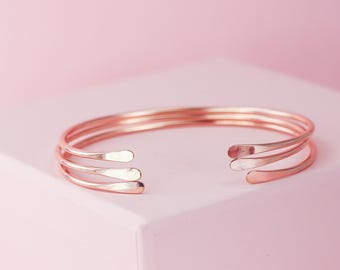 Bracciale rigido con mappa del mondo, bracciale rigido da viaggio fatto a mano, gioiello con globo dorato, regalo per figlia amica viaggiatrice - Italia
