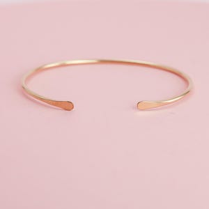 14К Yellow Gold Fill Cuff Bracelet, Thin Gold Torque Bangle, Dainty Gold Bangle, Minimalist Jewellery, 2mm Hammered Ends Gold Cuff