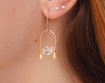 Aretes de arco de diamantes Herkimer, rellenos de oro de 14 k, con colgante geométrico
