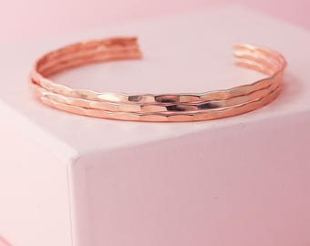 Juego de 3 pulseras de oro rosa de 14 k, brazaletes de torsión de oro rosa de 14 k, brazaletes de oro rosa martillado, regalo glamuroso de tamaño personalizado