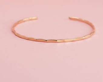 Brazalete fino de oro martillado relleno de oro de 14 k, brazalete apilable de torsión de 2 mm, brazalete minimalista de oro amarillo, brazalete personalizado
