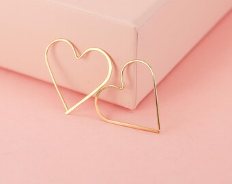 Aros de corazón martillado en plata de ley o chapado en oro. Pendientes llamativos hechos a mano. Joyas en forma de corazón. Minipendientes de 2,5 cm.