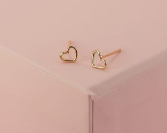 Pendientes de botón con forma de corazón pequeño, plata de ley reciclada o relleno de oro