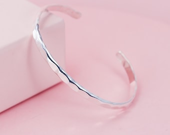 Brazalete ancho de plata esterlina martillada, brazalete de torsión personalizado, regalo de joyería para ella