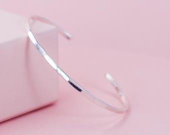 Brazalete de plata martillada, brazalete fino de plata, joyería minimalista, brazalete de firma personalizado, brazalete de plata personalizado de 2 mm, regalo para esposa