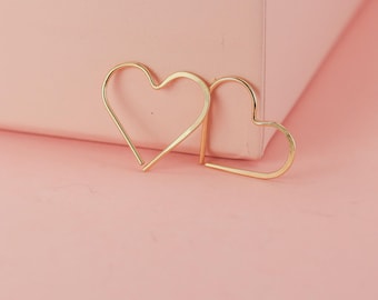 Aros sencillos de corazón rellenos de oro de 14 k o plata de ley, martillados a mano. Elegantes aros de 1,27 cm.