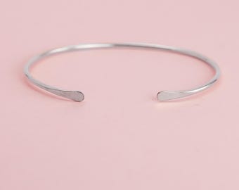 Brazalete de plata de ley, brazalete fino de oro con torsión, brazalete de oro delicado, joyería minimalista, brazalete de oro con extremos martillados de 2 mm