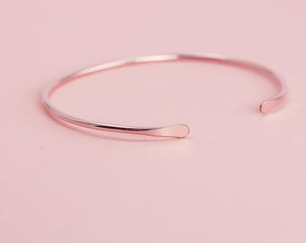 Brazalete de oro rosa de 14 quilates, brazalete de torsión de oro rosa de 14 quilates para mujer, brazalete martillado de 2 mm, brazalete minimalista apilable, regalos de oro rosa