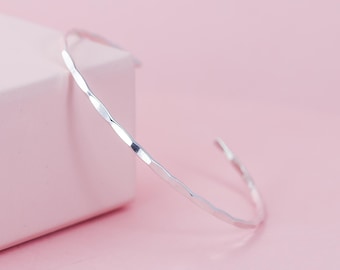 Brazalete de plata de ley para mujer, delicado brazalete de torsión, pulsera de plata martillada, joyería minimalista, regalo de joyería de plata