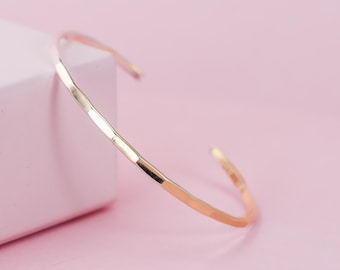 Brazalete de firma martillado con relleno de oro de 14 k, brazalete apilable texturizado, brazalete de torsión de 2 mm, joyería minimalista, regalos únicos