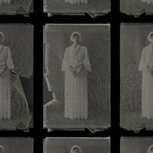 Puede incluir: Una cuadrícula de fotografías vintage en blanco y negro. Cada imagen presenta a una persona con un vestido largo de color claro, sosteniendo un ramo. La persona está de pie frente a un telón de fondo, con un velo. Las fotos están dispuestas en un patrón repetitivo.