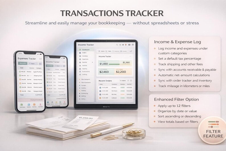 K&ouml;nnte beinhalten: Bild einer digitalen Buchhaltungs-App-Oberfl&auml;che auf einem Tablet und zwei Smartphones. Die App zeigt Finanzdaten an, mit dem Text "Transactions Tracker". Ein Notizblock, Stift, B&uuml;roklammern und Quittungen befinden sich im Vordergrund.